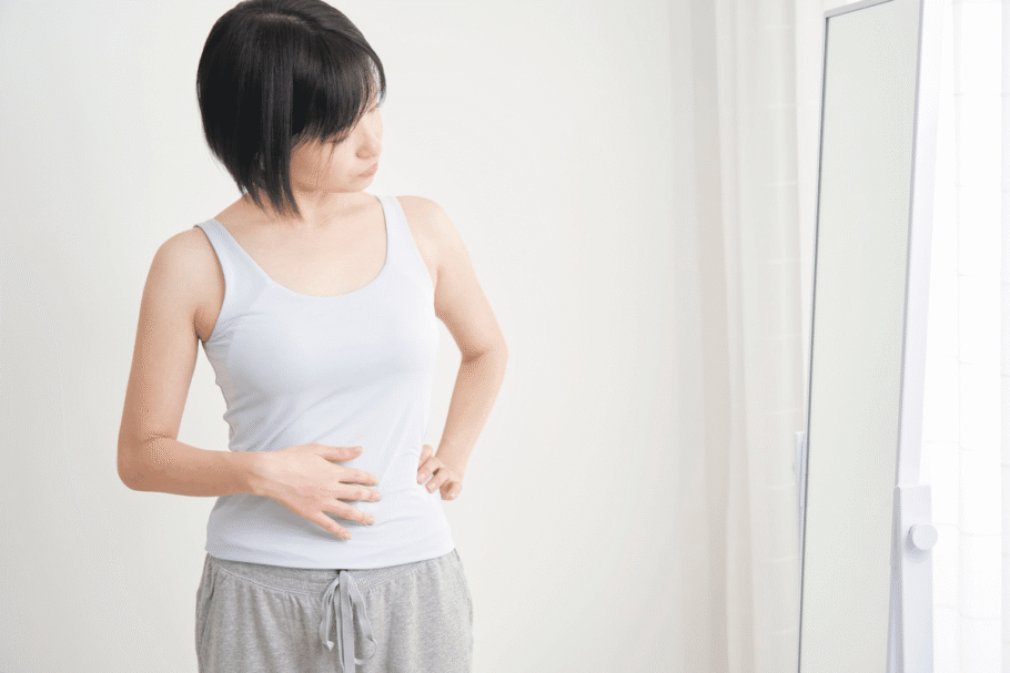 Com o tempo, a hérnia pode aumentar de tamanho, exigindo avaliação médica (Imagem: siro46 | Shutterstock)