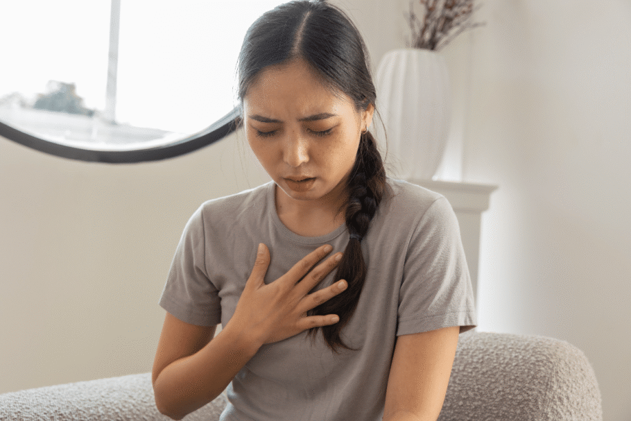 Palpitações e tonturas também podem ser sintomas de alteração cardiovascular (Imagem: 220 Selfmade studio | Shutterstock)