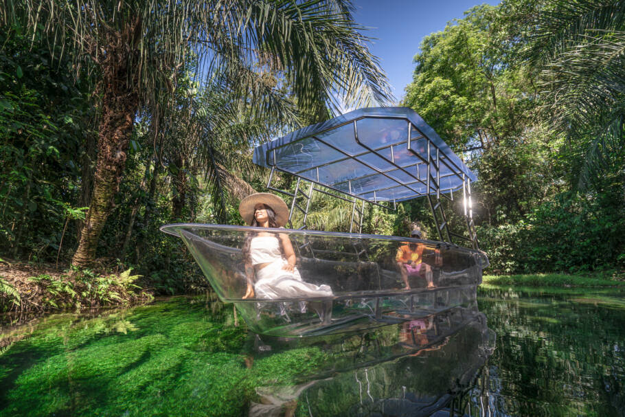 Passeio ocorrerá em um barco totalmente transparente