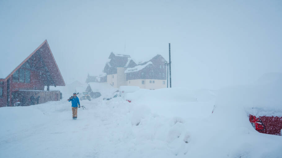 A gôndola onde turistas tiram fotos a 3.000 m de altitude ficou encoberta com tanta neve