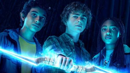 Percy Jackson, Annabeth Chase e Grover Underwood em cena da série Percy Jackson e os Olimpianos, do Disney+.