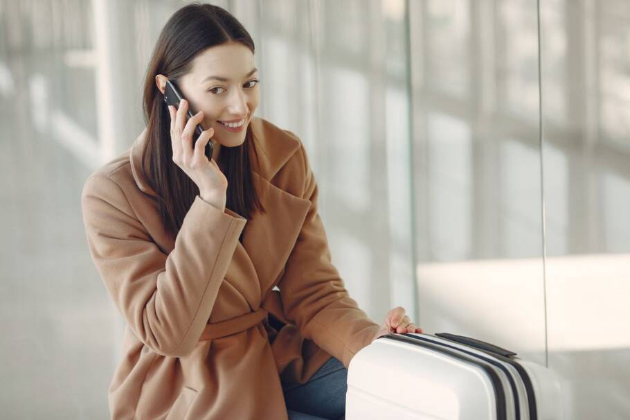 Pesquisa revela como a internet influencia a percepção de segurança de mulheres que viajam sozinhas