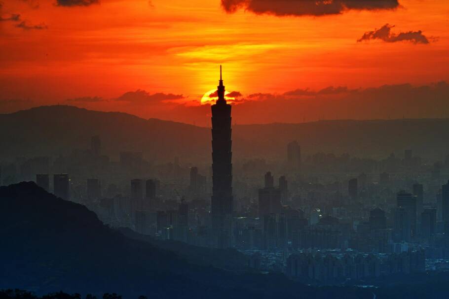 Taipei 101, no skyline de Taipei, um dos prédios mais altos do mundo; ele fica em Taiwan e oferece aventura no topo, a “caminhada nas nuvens”