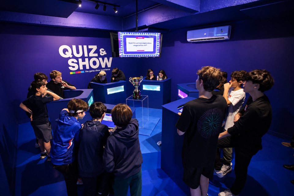 As crianças e adolescentes se divertem no jogo de perguntas e respostas do Quiz & Show.