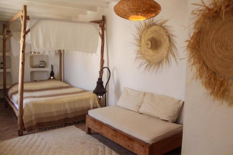 O Riad Baladin preserva elementos das típicas construções marroquinas e utiliza peças de artesanato loca na decoração