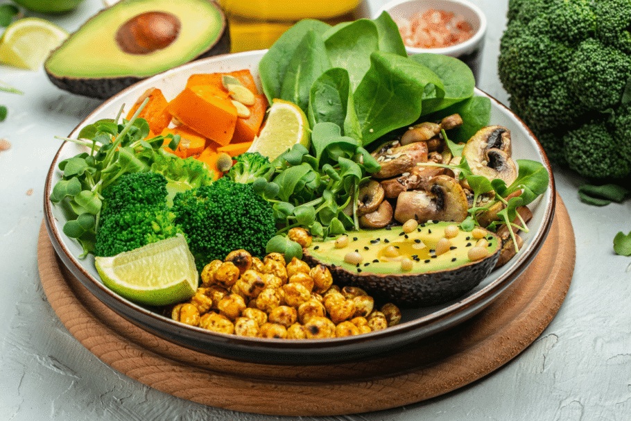 Salada proteica verde com abacate e cogumelo (Imagem: sweet marshmallow | Shutterstock)