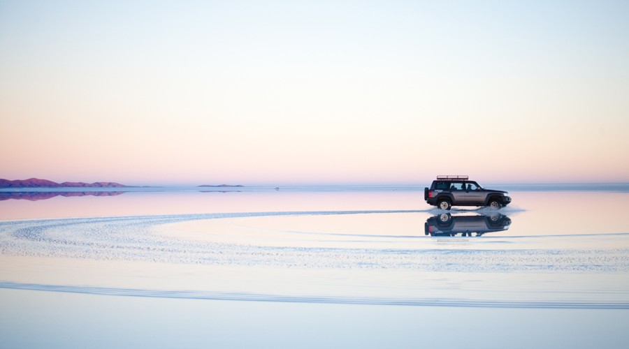 O Salar de Uyuni, localizado no sudoeste da Bolívia, é o maior deserto de sal do mundo