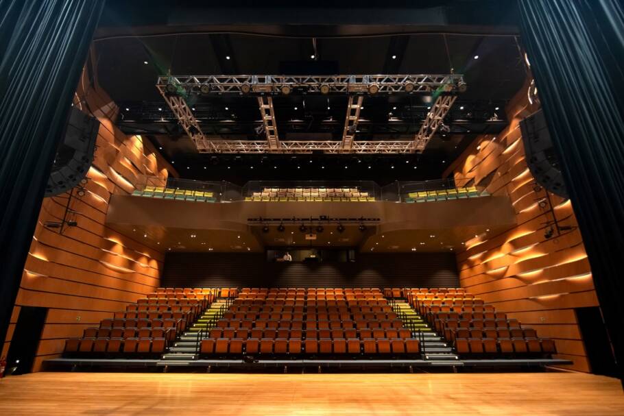 Teatro Auri tem poltronas retráteis capaz de se transformar em um amplo salão para eventos