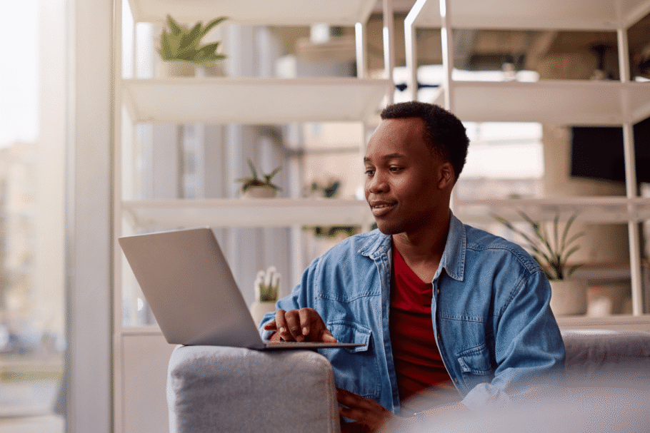 Encontrar uma universidade que una curso desejado e condições financeiras favoráveis pode fazer a diferença na escolha (Imagem: Drazen Zigic | Shutterstock)