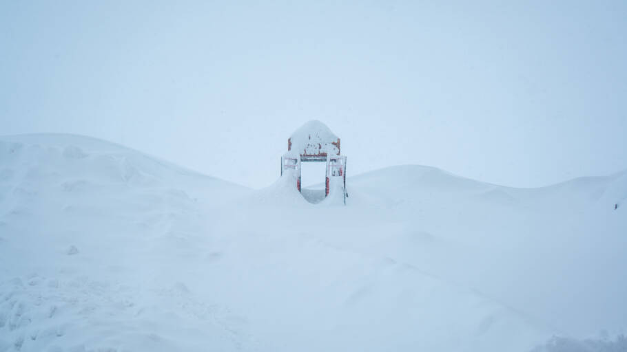 A gôndola onde turistas tiram fotos a 300m de altitude ficou encoberta com tanta neve