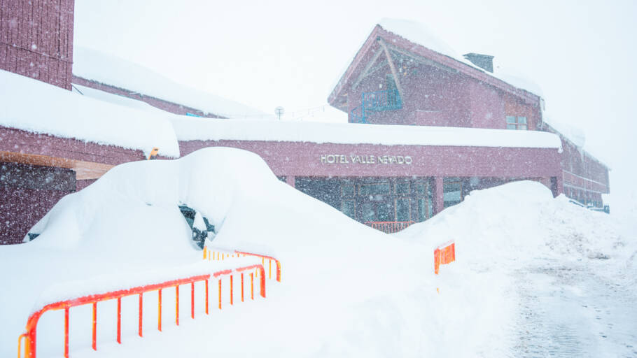 Neve cobre entrada do Hotel Valle Nevado, o principal do complexo de esqui no Chile