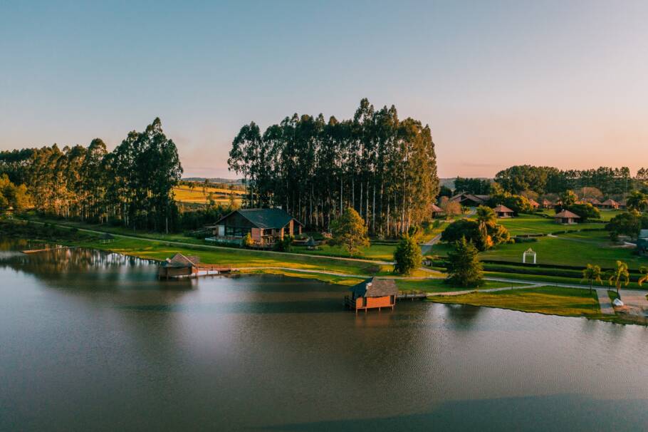 Virá Farm Hotel ocupa uma área cercada pela natureza 