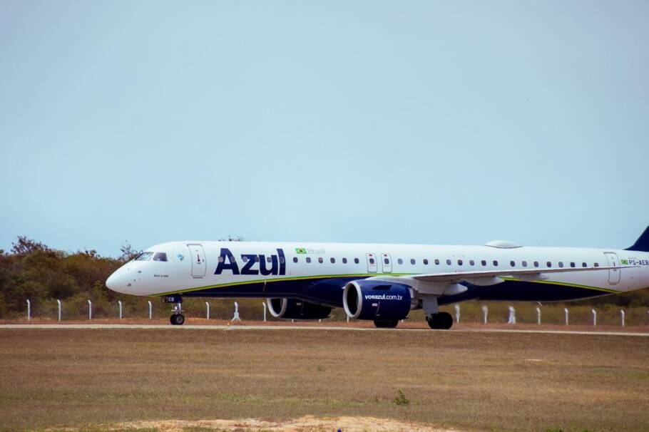 Avião da Azul pousa no aeroporto de Aracati, no litoral do Ceará