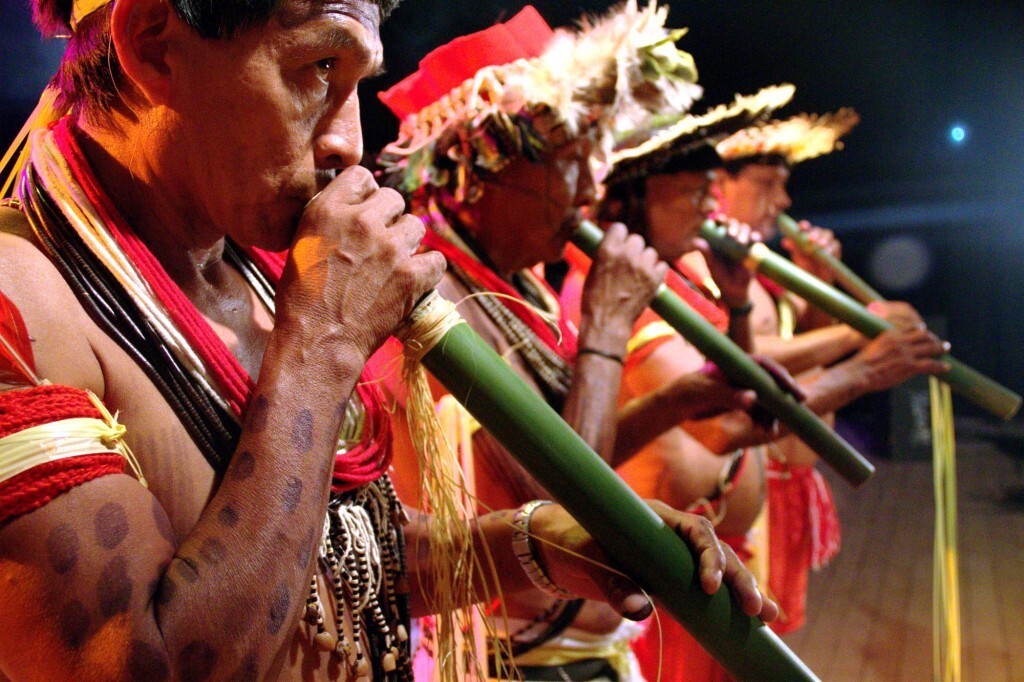 Paiter-suruí se apresentam em Cacoal, Rondônia, durante turnê amazônica da banda Mawaca.