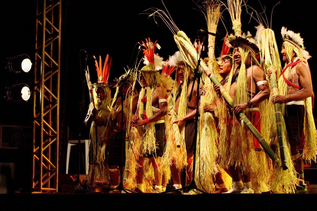 – Paiter-suruí se apresentam em Cacoal, Rondônia, durante turnê amazônica da banda Mawaca.