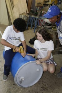 Alunos do Colégio Santa Maria participam da construção de uma cisterna para armazenar água da chuva.