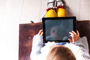 Crianças passam horas no mundo virtual.