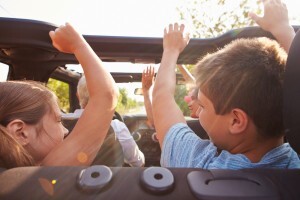 Viajando de carro com as crianças.