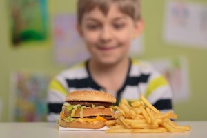 Incentivar a escolha de alimentos saudáveis é uma maneira eficiente de combater a obesidade infantil