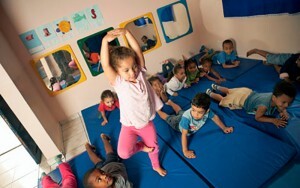 Crianças praticando yoga