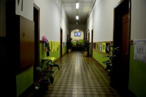 Quase metade das escolas públicas tem infraestrutura apenas elementar.