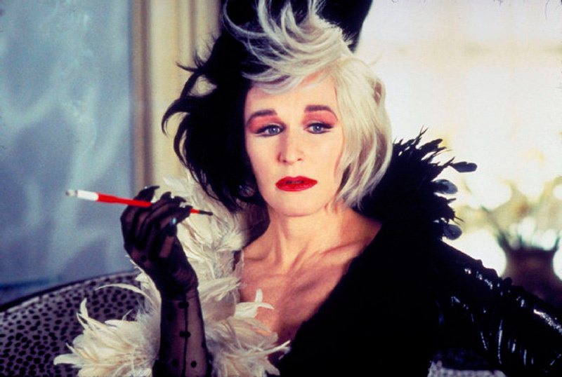 Personagem do filme infantil 101 Dálmatas, Cruella Cruel fuma em várias cenas