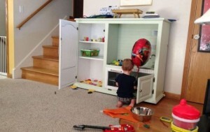 Esta cozinha foi feita por Andrew Hook e sua esposa, para seu filho de 2 anos brincar. A cozinha ficou tão legal, e ele gostou tanto, que compartilharam nas redes sociais um fotos do lingo brinquedo.