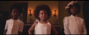 Cena do clipe de “formation”, na qual aparece a filha de Beyoncé, Blue Ivy