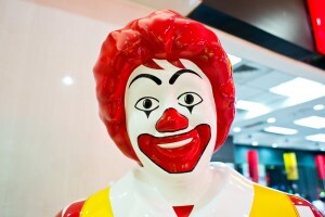 As visitas do Ronald McDonald em escolas exploram a vulnerabilidade infantil.