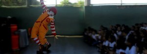 Publicidade abusiva direcionada ao público infantil dentro de instituições de ensino .