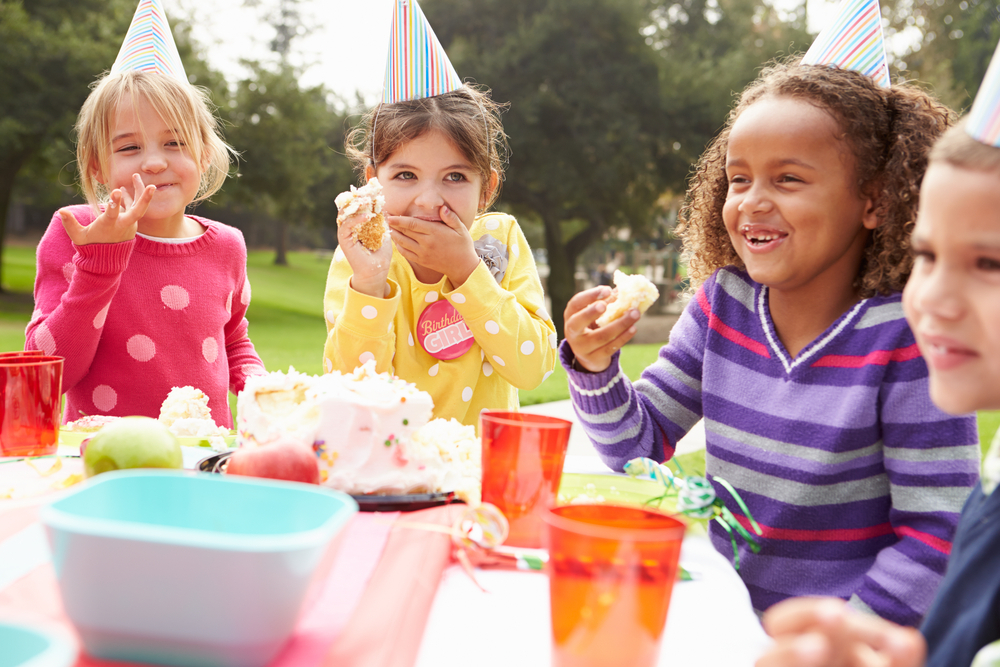 Se o objetivo é a diversão das crianças com os amigos, faz diferença quem vai soprar a velinha? Festas compartilhadas desenvolvem a noção de coletividade e fortalecem vínculos afetivos.