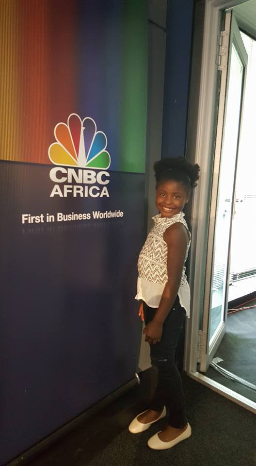 Do alto de seus 7 anos, Michelle já fez seu nome na literatura mundial. Na foto, ela aparece no estúdio do canal de TV CNBC Africa.