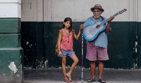 A pequena Blanka tem sua vida transformada quando conhece um morador de rua que a ensina a cantar.