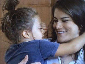 Atualmente com nove anos, filho da atriz tem sofrido perseguição dos colegas por gostar de cabelo longo