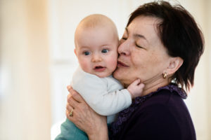 Segundo estudo, avós que cuidam mais de seus netos têm risco reduzido de sofrer Alzheimer.