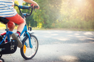 O ciclismo proporciona benefícios para a saúde física e mental, além de ser uma atividade sustentável, inclusiva e divertida.