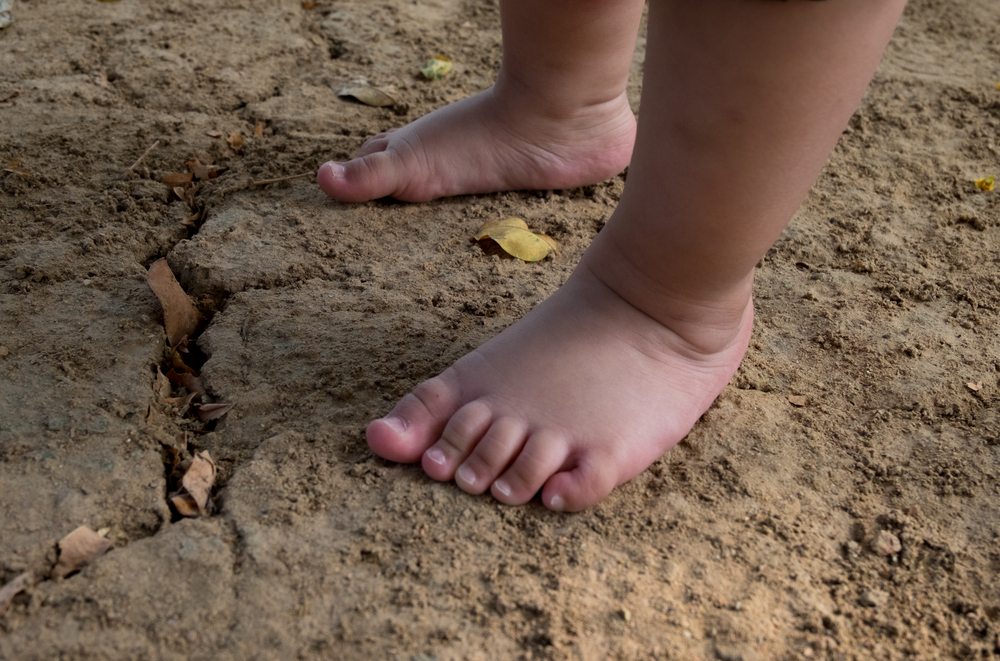 Pisar descalço fortalece a musculatura dos pés das crianças. 