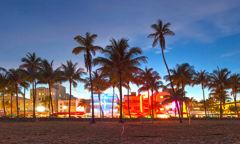 Bares e restaurantes na Ocean Drive, principal rua de Miami Beach