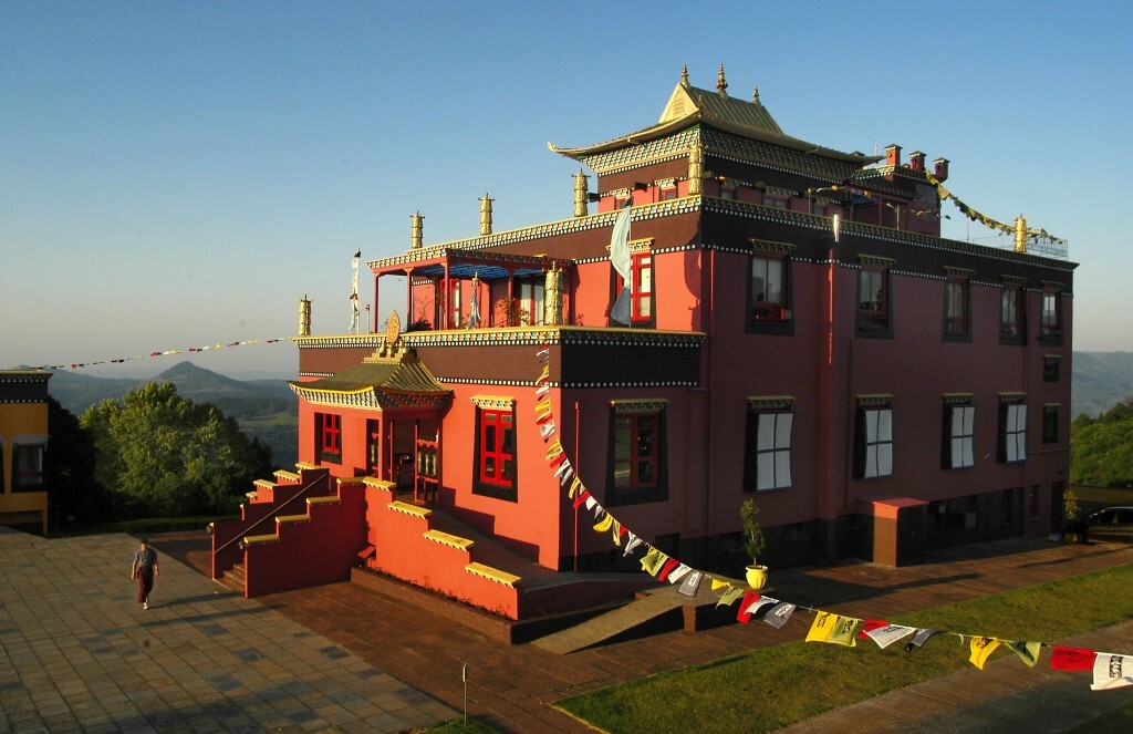Vista do La Kang, templo construído e ornado dentro das tradições artísticas tibetanas