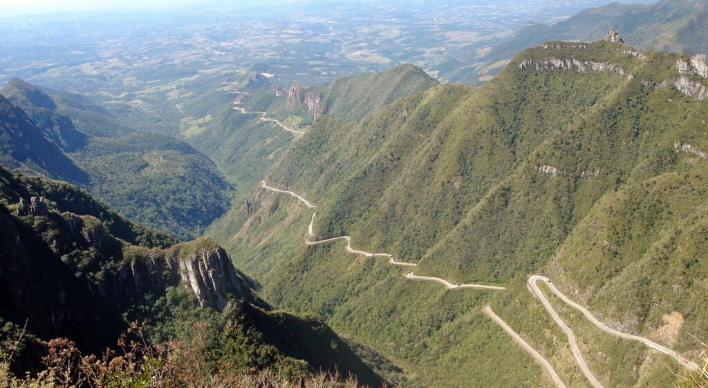 Vista panorâmica da Serra do Rio do Rastro com estrada SC-390
