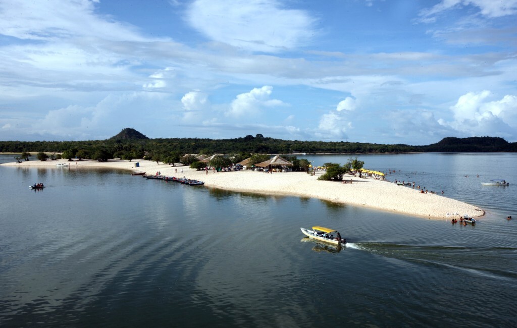 Na Vila de Alter do Chão, conhecido como o “Caribe Brasileiro”, a praia aparece apenas uma vez ao ano, quando o rio baixa