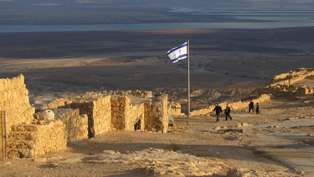 Vista das ruínas da fortaleza de Massada, no deserto da Judeia, com o Mar Morto ao fundo