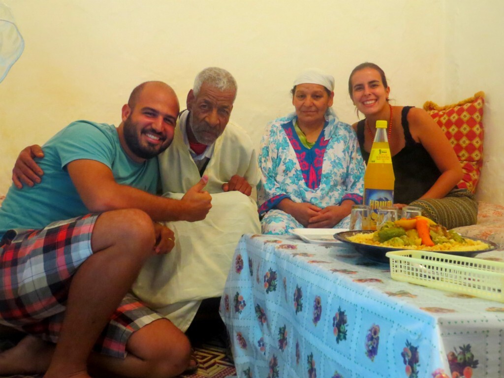 O casal com uma família marroquina