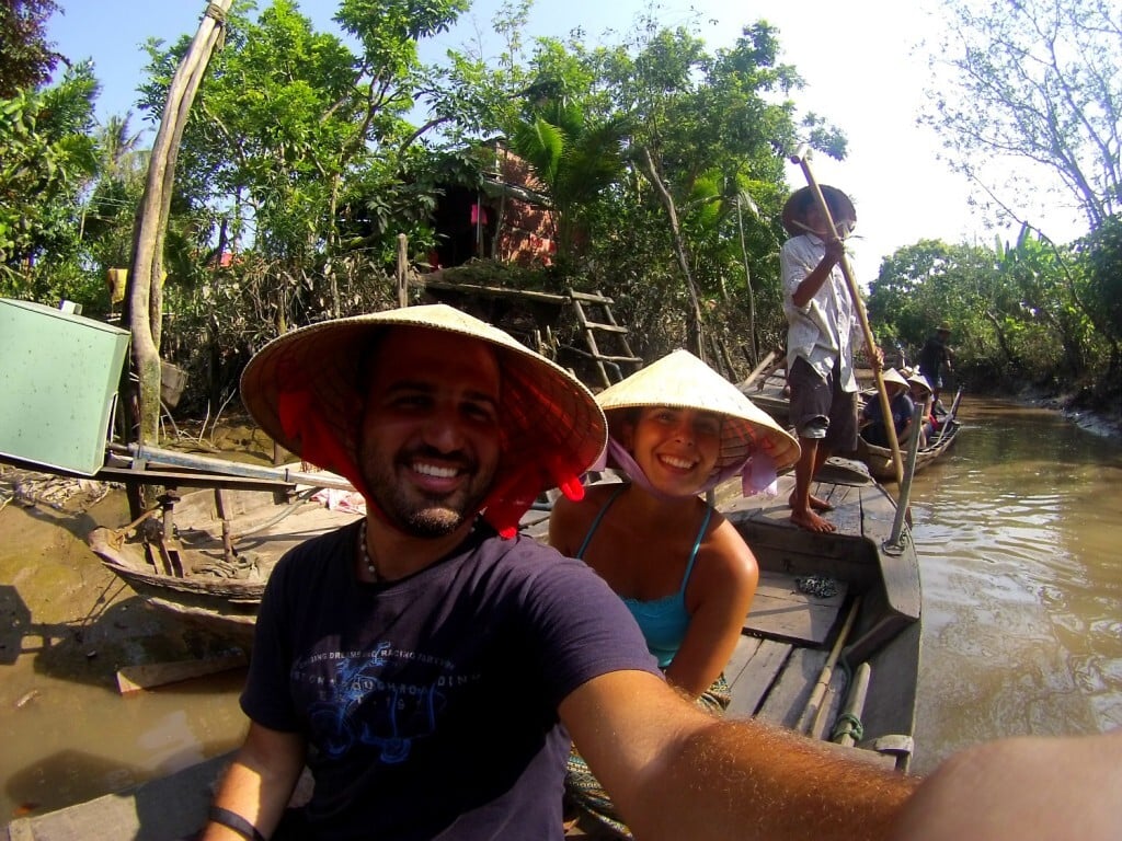 Amanda e Rafael no Vietnã; casal conta que pretende passar seis meses explorando a Ásia no próximo mochilão