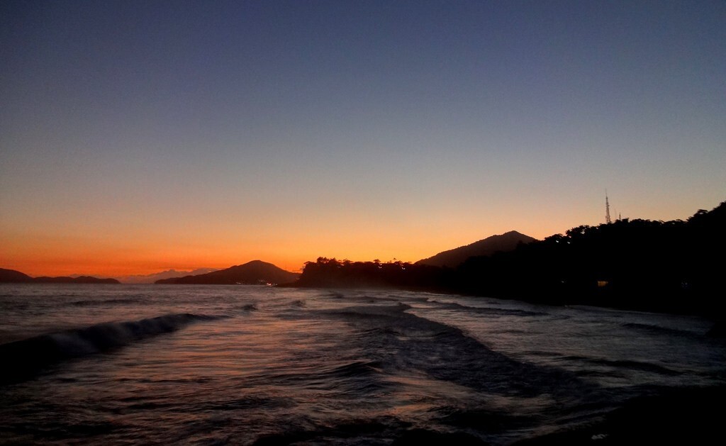 Entardecer na praia Vermelha, em Ubatuba (Foto: Sunset Today/Flickr/Wikimedia Commons)