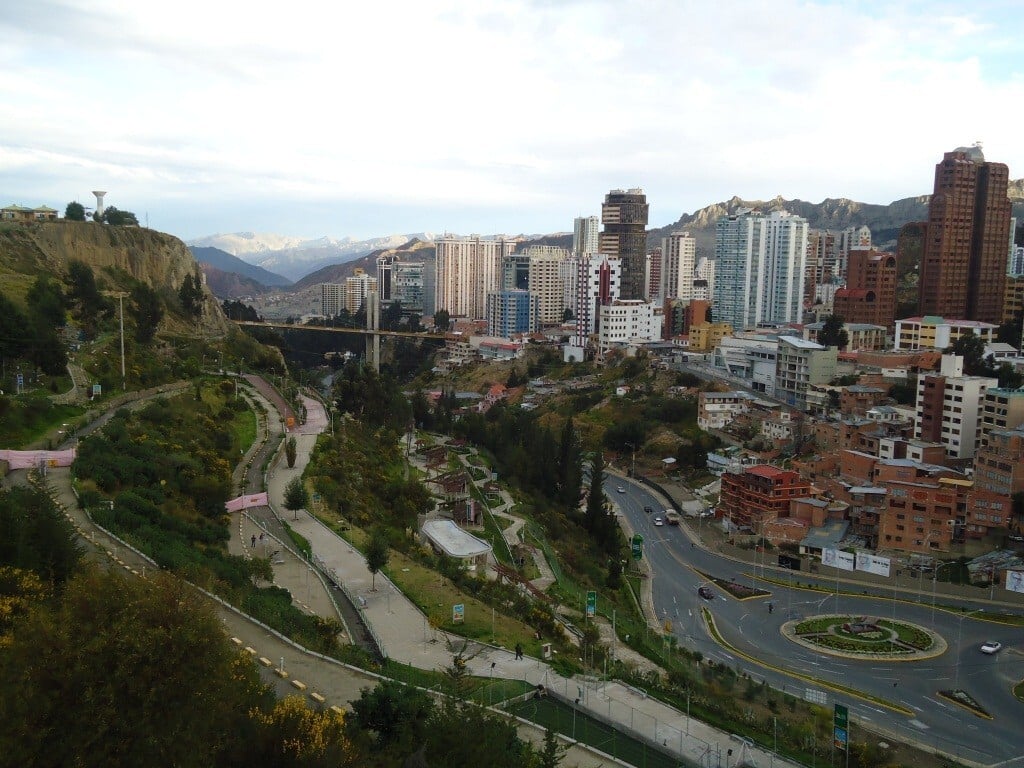 Com menos altitude que o centro da cidade, os bairros ao sul de La Paz têm prédio e condomínios de alto padrão
