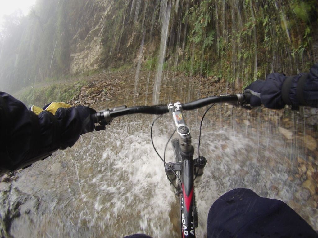 Descida de bike na estrada da morte, considerada a mais perigosa do mundo