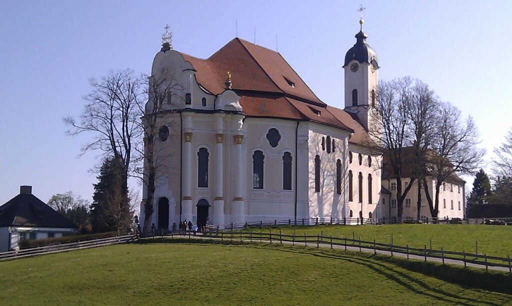 A igreja e santuário “Die Wies”, aos pés dos Alpes, é considerada uma perfeita obra de arte do rococó da Baviera