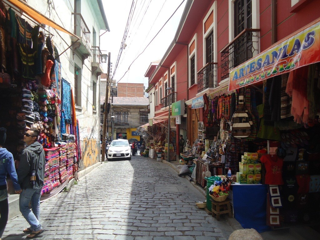 No mercado das bruxas é possível comprar malhas, artesanatos e bijuterias