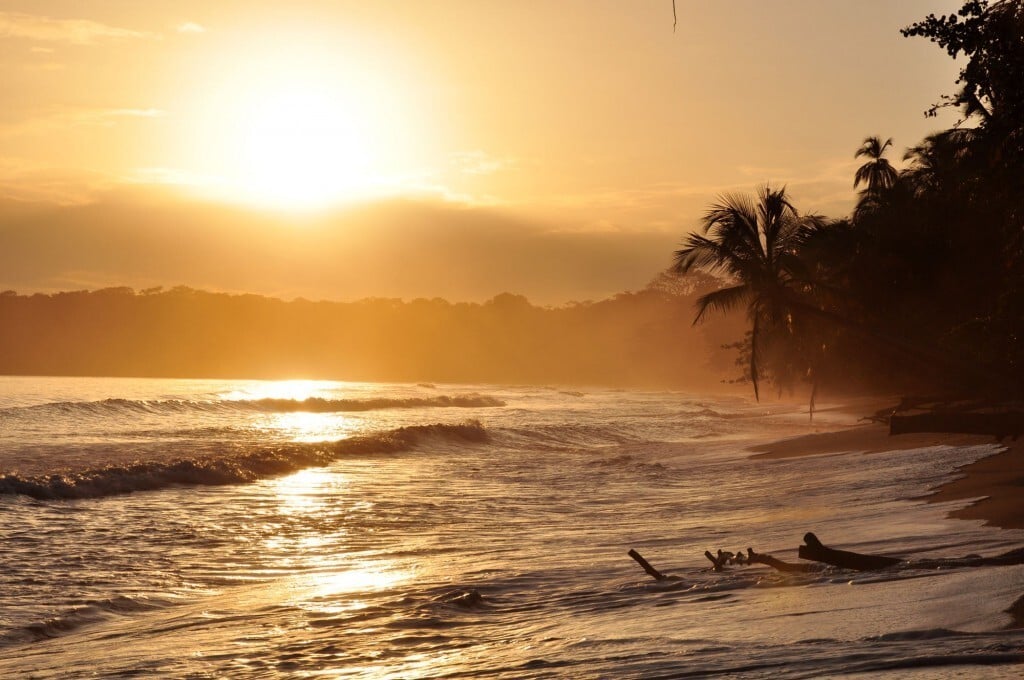 Pôr do sol em Cahuita, cidade às margens do Caribe, na Costa Rica (foto: Armando Maynez/Flickr-Creative Commons)
